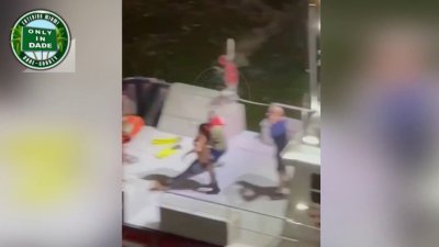 Captado en cámara: una mujer se lanza del puente de Brickell y es rescatada por oficiales