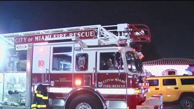 Incendio en Miami deja un herido grave, dos oficiales hospitalizados y una familia desplazada