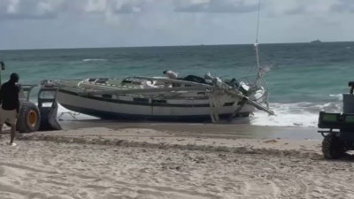 Presuntos migrantes llegan a la playa de Hollywood en un bote que dejaron abandonado