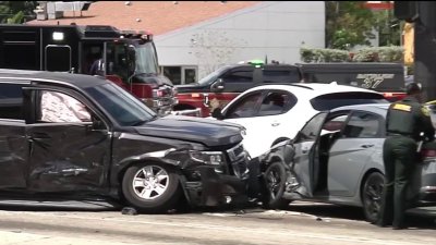 Accidente vehicular múltiple deja al menos 10 heridos