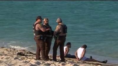 Dos migrantes son arrestados al desembarcar en la playa