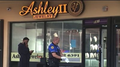 Policía de Miami investiga intento de robo en una joyería: ingresaron por el techo