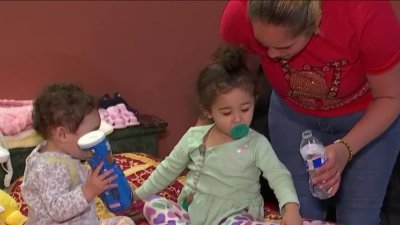 Madre de dos niñas clama por ayuda tras ser desalojada en el sur de Florida