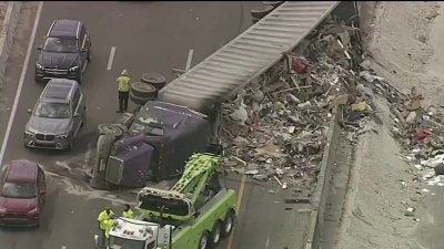Carreteras cerradas tras volcadura de camión de carga en Sawgrass Expressway
