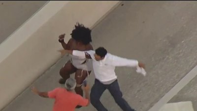 Mujer es arrestada por intentar apuñalar a hombres tras choque