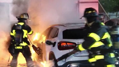 Incendio destruye autos en Miami