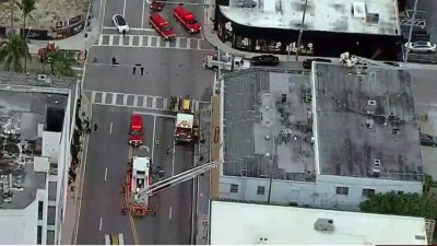 Bomberos sofocan incendio en techo de negocio en Miami