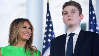 Melania Trump junto a su hijo, Barron Trump.