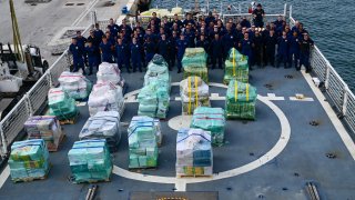 Fotografía tomada de la página de la Guardia Costera de Estados Unidos que muestra a miembros de la tripulación del U.S. Coast Guard Cutter Mohawk junto a una incautación de narcóticos ilegales, este viernes 10 de mayo de 2024, en Miami, Florida.