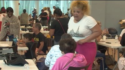 Alcalde y autoridades de Miami ofrecen ayuda a desplazados por incendio en edificio