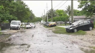 Reaccionan los residentes afectados por la inundaciones en Miami-Dade