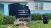 Video: carro se estrella contra una casa en Hialeah y queda adentro de la vivienda