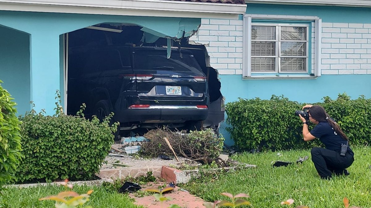 Video: carro se estrella contra una casa en Hialeah y queda adentro ...