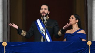 Nayib Bukele saluda a la gente desde el Palacio Nacional, junto a su esposa, Gabriela Rodríguez, el sábado en San Salvador.