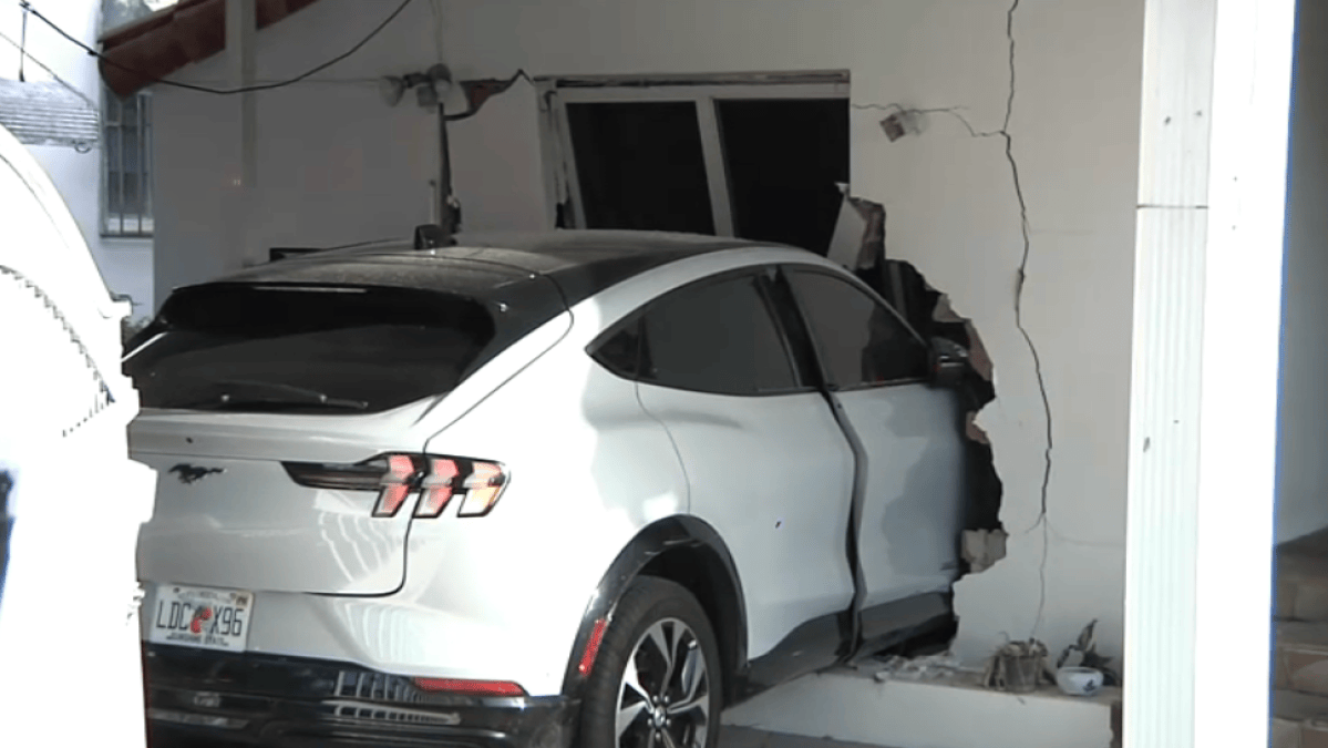 Vehículo se estrella contra una casa en Miami destruyendo la pared ...