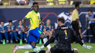 Vinicius Junior encara al portero de EEUU, Matt Turner, en el encuentro que disputó frente a Brasil.
