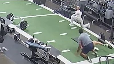 Revelan un nuevo video del hombre apuñalado en un gimnasio