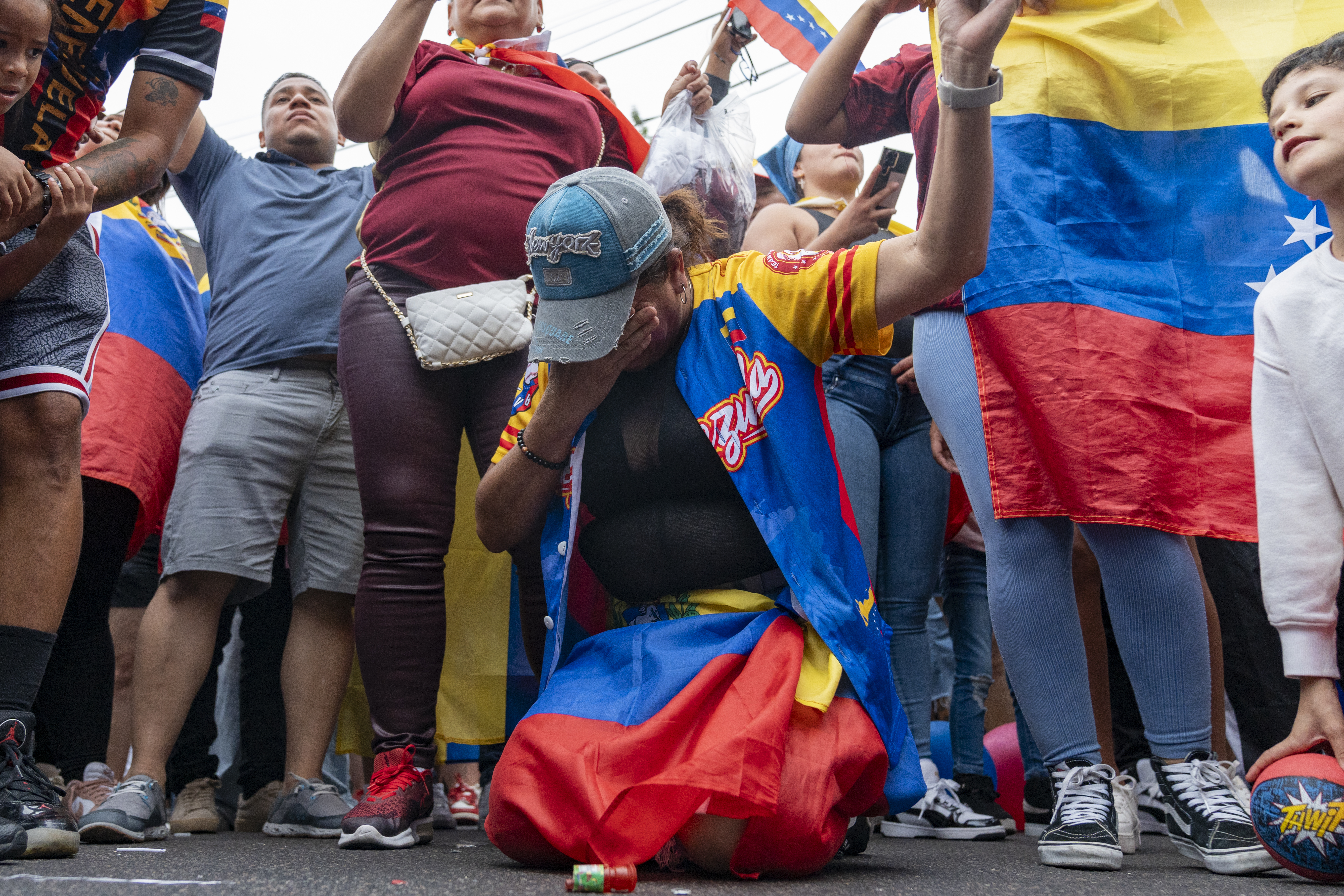 Ciudadanos venezolanos se reúnen a la espera de los resultados de las elecciones presidenciales, este domingo en Queens, en Nueva York.