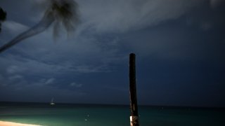 Fuertes vientos soplan mientras el huracán Beryl se acerca a Bridgetown, Barbados, el 1 de julio de 2024. (Foto de CHANDAN KHANNA / AFP) (Foto de CHANDAN KHANNA/AFP vía Getty Images)