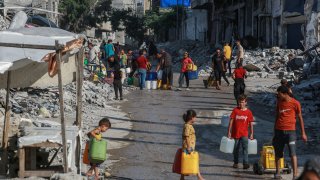 Cada mañana decenas de niños van caminando como si fueran a la escuela pero van en busca de agua (Foto de archivo).