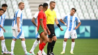 El árbitro Glenn Nyberg observa después de que el VAR anulara el segundo gol del equipo argentino durante el partido del grupo B masculino entre Argentina y Marruecos durante los Juegos Olímpicos de París 2024 en el Stade Geoffroy-Guichard el 24 de julio de 2024 en Saint-Etienne, Francia.