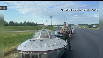 Patrullero de carreteras se encuentra con auto “extraterrestre”