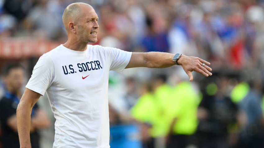 El técnico Gregg Berhalter, de la selección de Estados Unidos, da indicaciones durante un partido de la Copa América ante Uruguay, el lunes 1 de julio de 2024, en Kansas City, Missouri (AP Foto/Reed Hoffman)