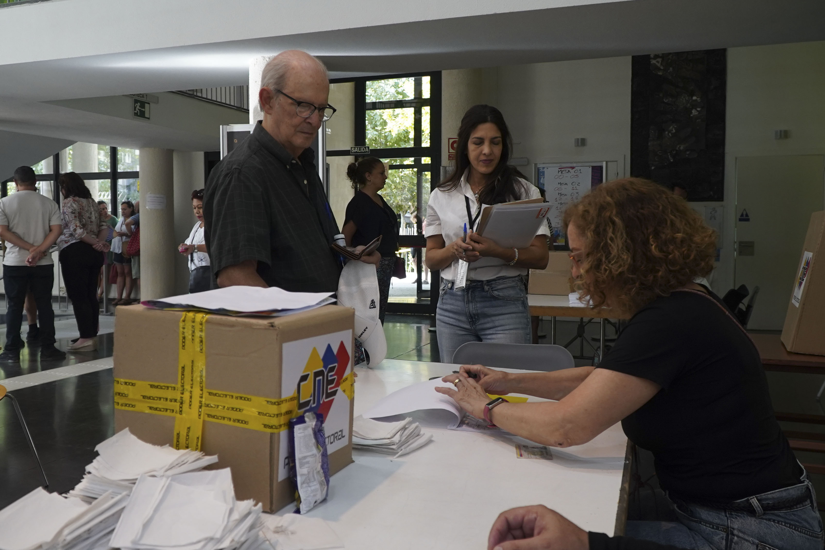 Votaciones en la jornada electoral venezolana en el Centro Cultural Fernández de los Ríos de Madrid.