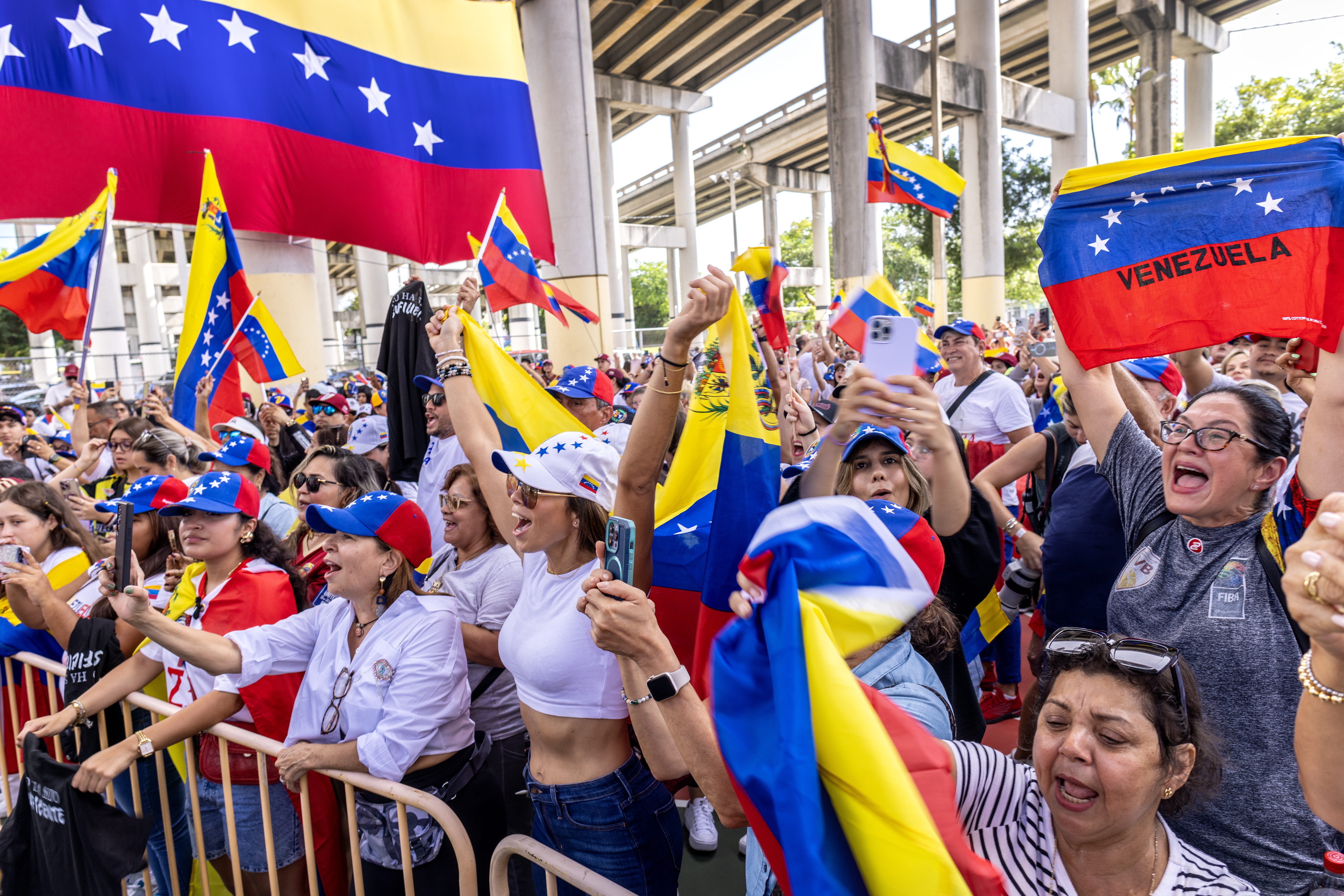 En Miami cientos de personas se dieron cita desde bien temprano este domingo para esperar los resultados de las elecciones en Venezuela.