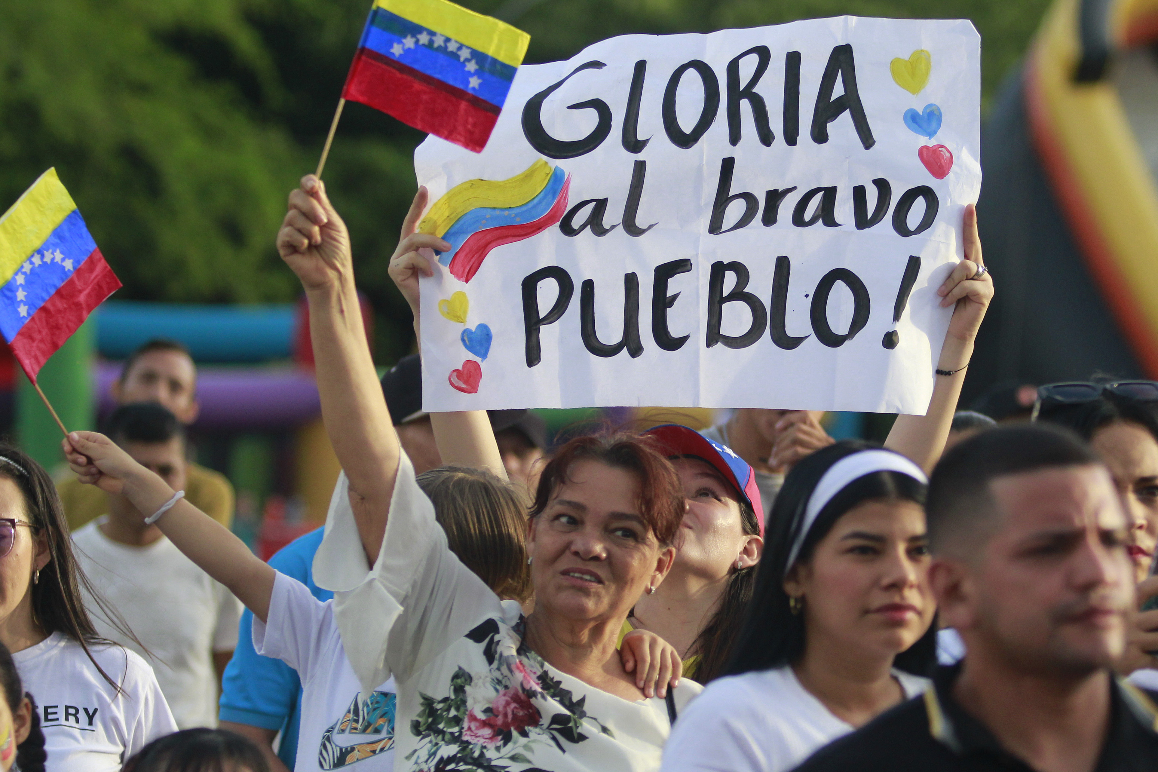 Venezolanos hacen fiesta en las calles de Colombia ilusionados con un cambio en su país.