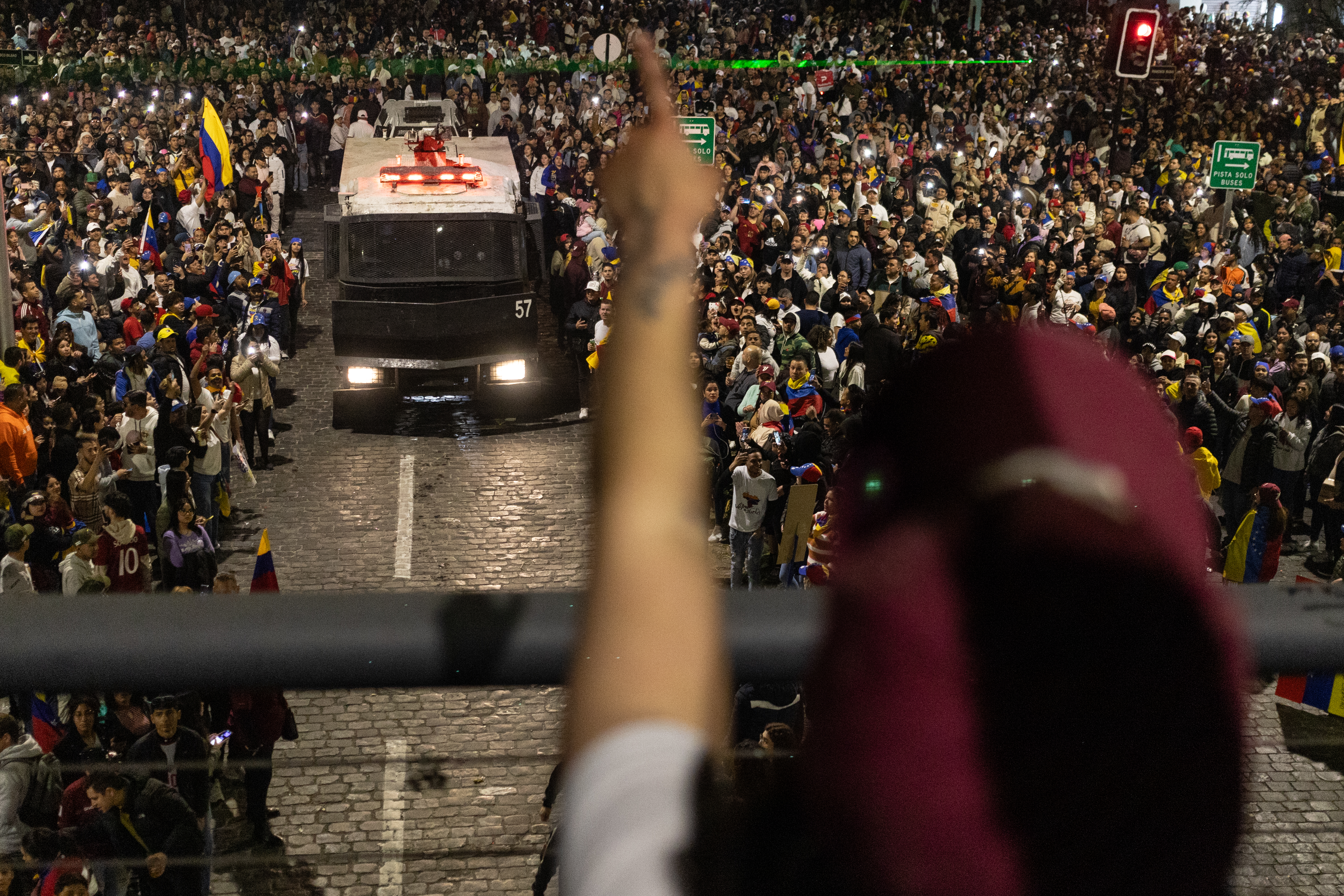 Venezolanos esperan los resultados de las elecciones presidenciales en una plaza cercana al Consulado de Venezuela, en Santiago de Chile.