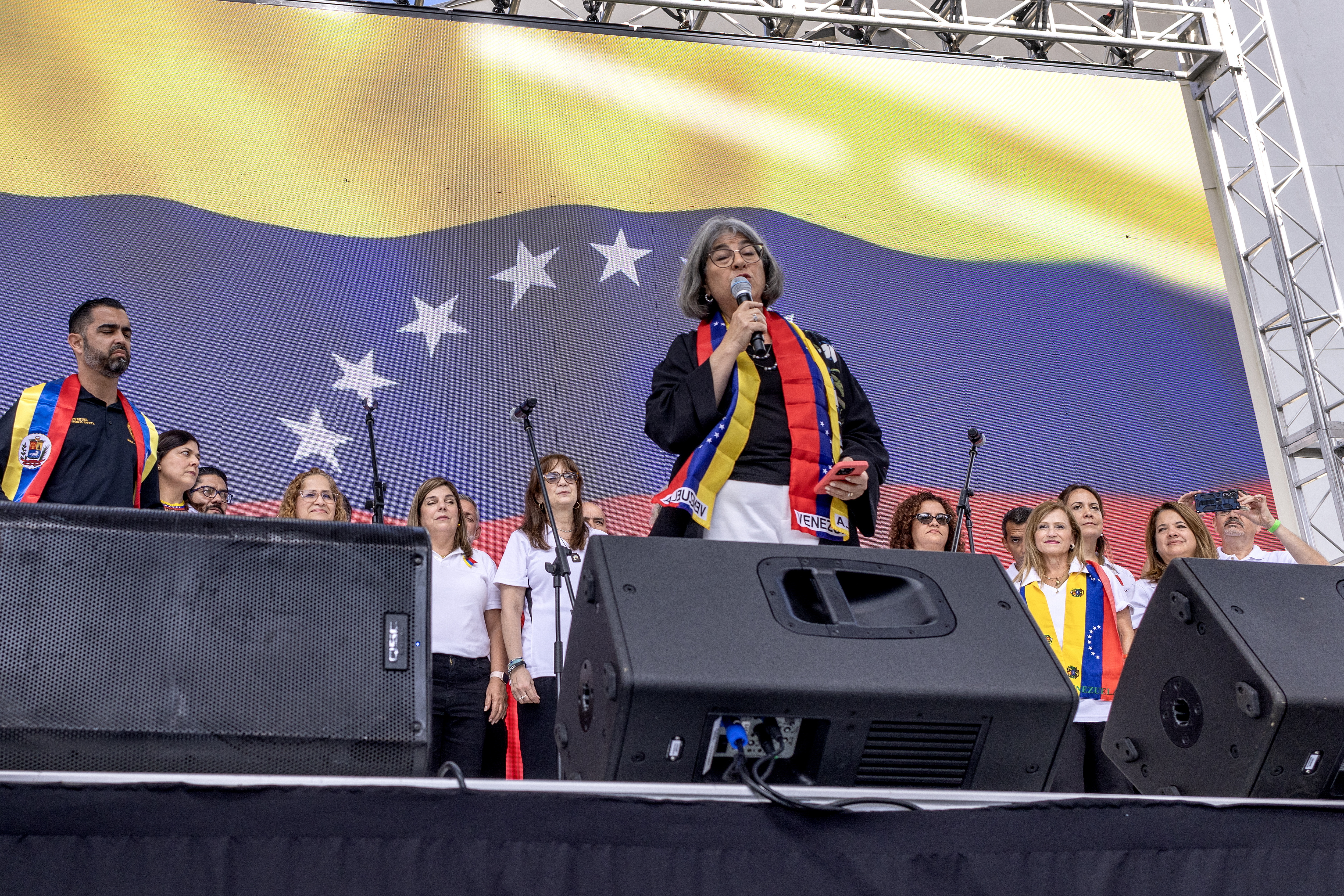 Daniella Levine-Cava, alcaldesa del condado Miami-Dade, acompañó a los venezolanos en el sur de Florida que se reunieron para esperar los resultados de estas elecciones.