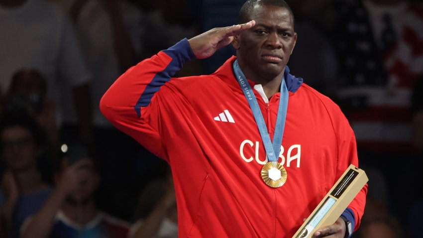 El cubano Mijaín López fue registrado el pasado 6 de agosto al celebrar la obtención de la medalla de oro de la lucha grecorromana de los Juegos Olímpicos 2024 para la categoría de los 130 kg, en el coliseo South París Arena de la capital francesa. EFE/Yanya Arhab