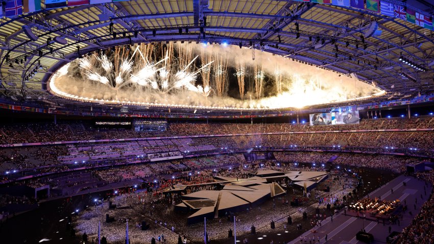 SAINT-DENIS (FRANCIA), 11/08/2024.- Fotografía del final de la ceremonia de clausura de los Juegos Olímpicos de París 2024 celebrada este domingo, en el Estadio de Francia en Saint-Denis (Francia).EFE/ Lavandeira Jr