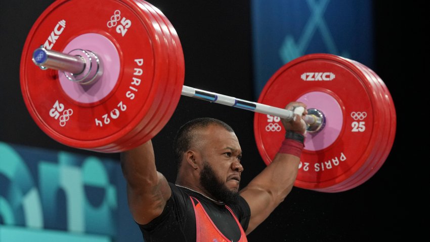 El colombiano Yeison López en la categoría de 89 kg. de halterofilia en los Juegos Olímpicos, el viernes 9 de agosto de 2024, en París. (AP Foto/Kin Cheung)