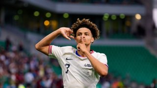 Kevin Paredes, número 7 de Estados Unidos, celebra su segundo gol durante el partido del grupo A masculino entre Estados Unidos y Guinea durante los Juegos Olímpicos de París 2024 en el Stade Geoffroy-Guichard el 30 de julio de 2024 en Saint-Etienne, Francia