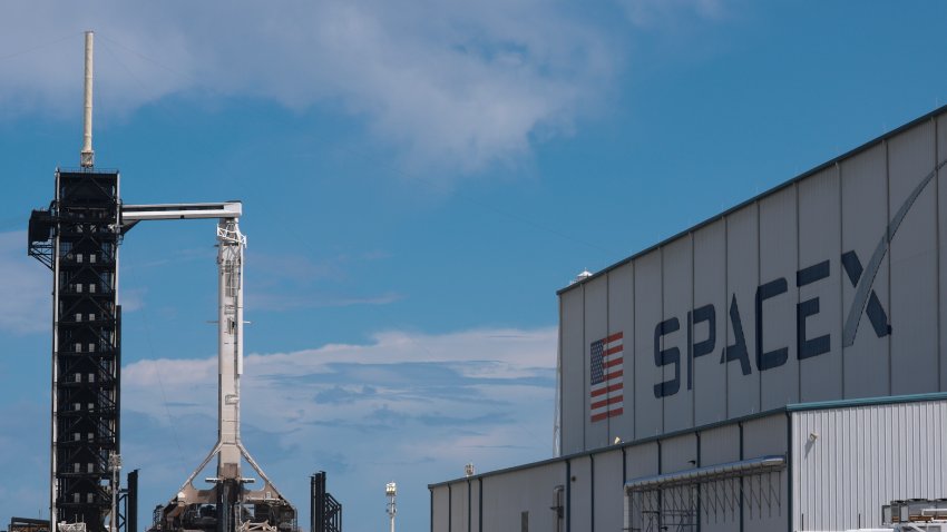 CABO CAÑAVERAL, FLORIDA – 26 DE AGOSTO: El cohete Falcon 9 Polaris Dawn de SpaceX se posa en el Complejo de Lanzamiento 39A del Centro Espacial Kennedy de la NASA el 26 de agosto de 2024 en Cabo Cañaveral, Florida. La misión Polaris Dawn es un vuelo espacial privado respaldado por Jared Isaacman, el multimillonario fundador de la empresa de plataformas de pago Shift4. Durante la misión, los astronautas intentarán el primer paseo espacial de una empresa privada. El lanzamiento está previsto para el martes 27 de agosto a las 3:38 y tiene un margen de cuatro horas. (Foto de Joe Raedle/Getty Images)