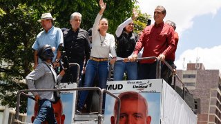 María Corina Machado salió a las calles de Caracas este sábado, junto a miles de opositores, en protesta por los resultados electorales que le dan el triunfo a Nicolás Maduro.