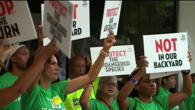 Residentes de Miramar protestan ante posible nueva ubicación de incinerador de basura en Miami.-Dade