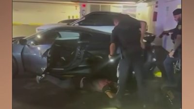 Hombre queda atrapado en Corvette que intentaba robar