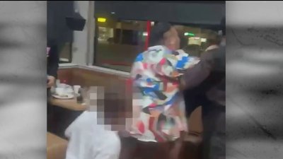 Revelan video de pelea colectiva dentro de un IHOP