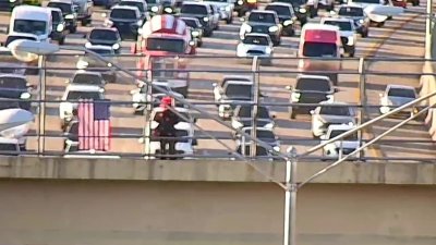 Video muestra a un payaso corriendo por un puente peatonal de la autopista Palmetto