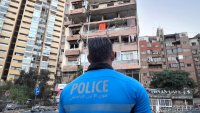 Un policía libanés observa los apartamentos dañados que fueron alcanzados por un ataque israelí la madrugada del lunes 30 de septiembre de 2024 en Beirut, Líbano.