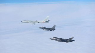 Aviones de combate estadounidense interceptan a una aeronave militar rusa que operaba en la Zona de Identificación de Defensa Aérea de Alaska, el 24 de julio de 2024.