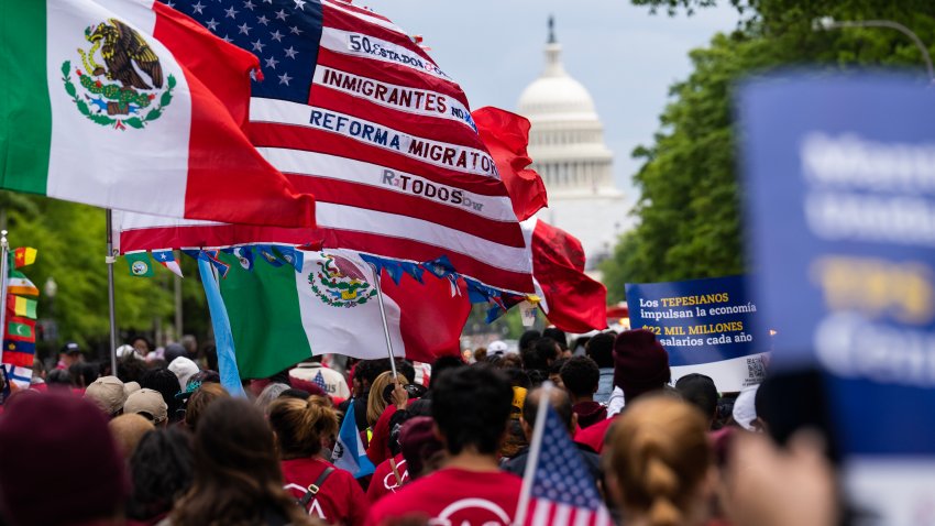 ESTADOS UNIDOS – 1 DE MAYO: Manifestantes de CASA, SEIU y otras organizaciones, marchan por Pennsylvania Avenue NW hacia Capitol Hill para exigir “Estatus de Protección Temporal” para Nicaragua, Honduras, Guatemala y El Salvador en el Día Internacional de los Trabajadores», el lunes 1 de mayo de 2023. (Tom Williams/CQ-Roll Call, Inc vía Getty Images)