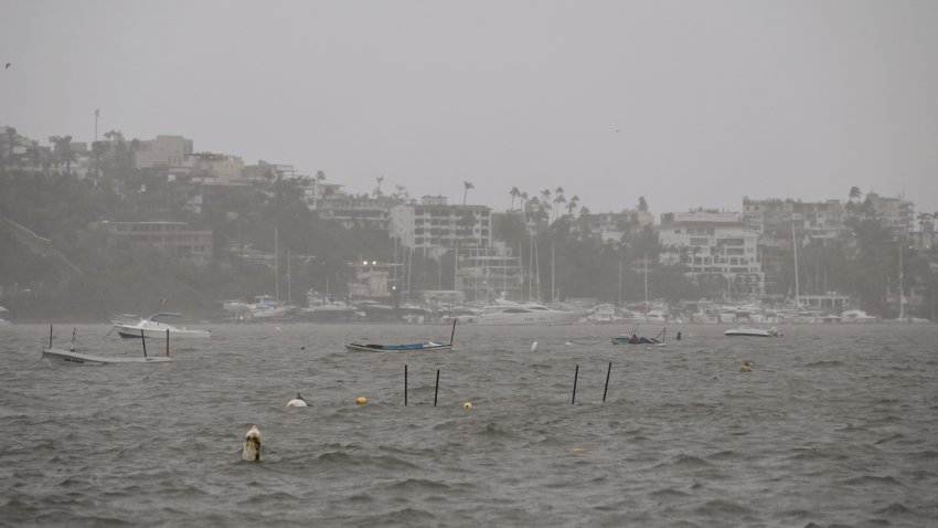 Barcos aparecen en el agua tras el paso del huracán John en Acapulco, México, el 24 de septiembre de 2024. Al menos dos personas murieron en el sur de México por el paso del huracán John, ahora degradado a tormenta tropical, informaron las autoridades. (Foto de FRANCISCO ROBLES / AFP) (Foto de FRANCISCO ROBLES/AFP via Getty Images)