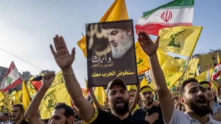 Manifestantes a favor de Hezbollah, durante un acto en Beirut, Líbano, el pasado noviembre.