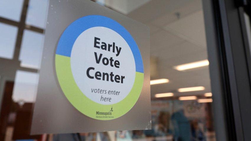 Un letrero da la bienvenida a los votantes en la puerta del centro de votación temprana de la Ciudad de Minneapolis, el jueves 19 de septiembre de 2024, en St. Paul, Minnesota. (AP Foto/Adam Bettcher)