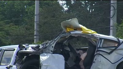 Mujer muerta y hombre herido tras caer con un auto a un canal