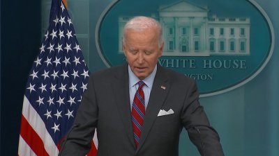 Biden se aparece en la sala de prensa de la Casa Blanca